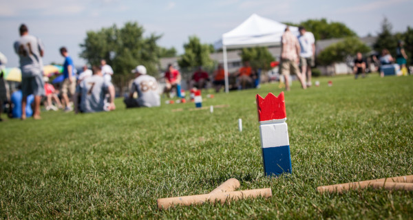 Kubb koning op een ongebruikt speelveldveld tijdens de finale van de U.S. Kubb Open in 2013.